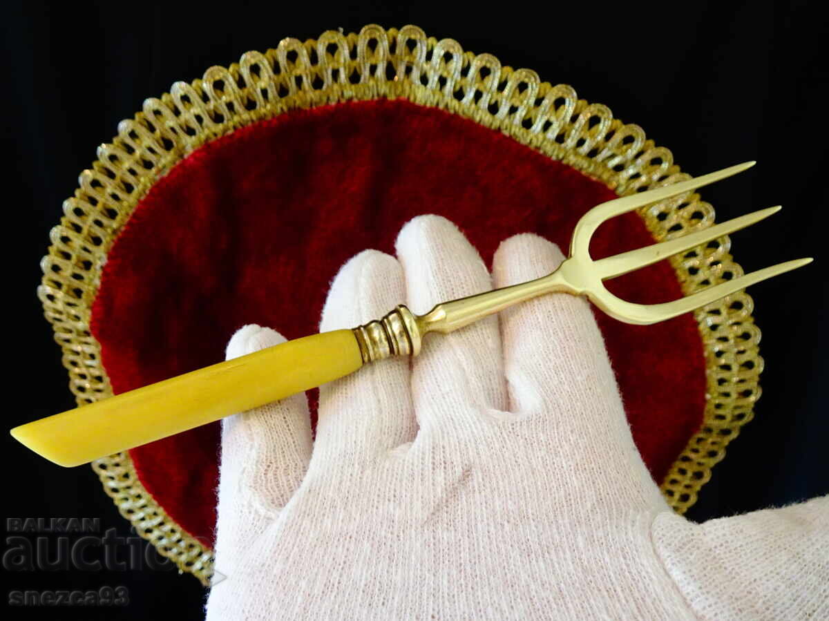 Bronze fork, trident, catalin