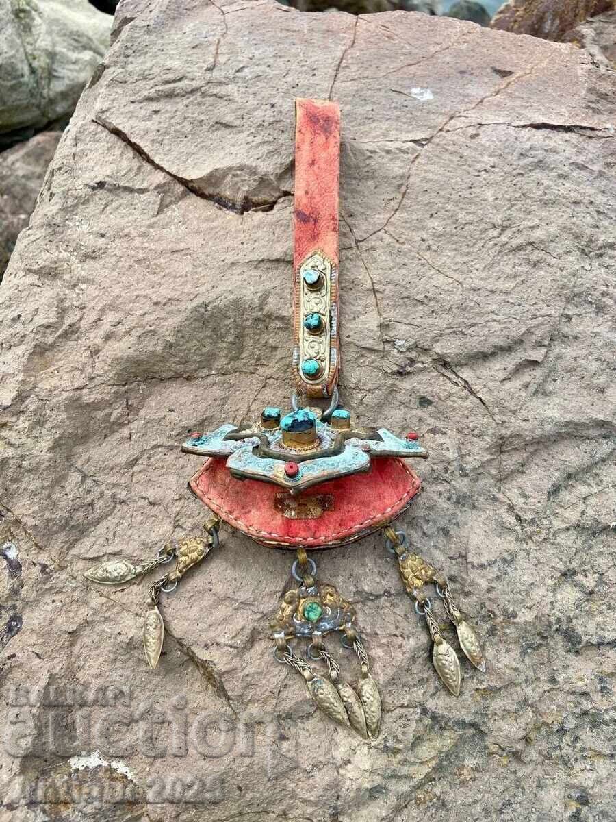 Husă tribală antică cu ornamente și pandantive cu preț € 50.00 | 97.79 BGN