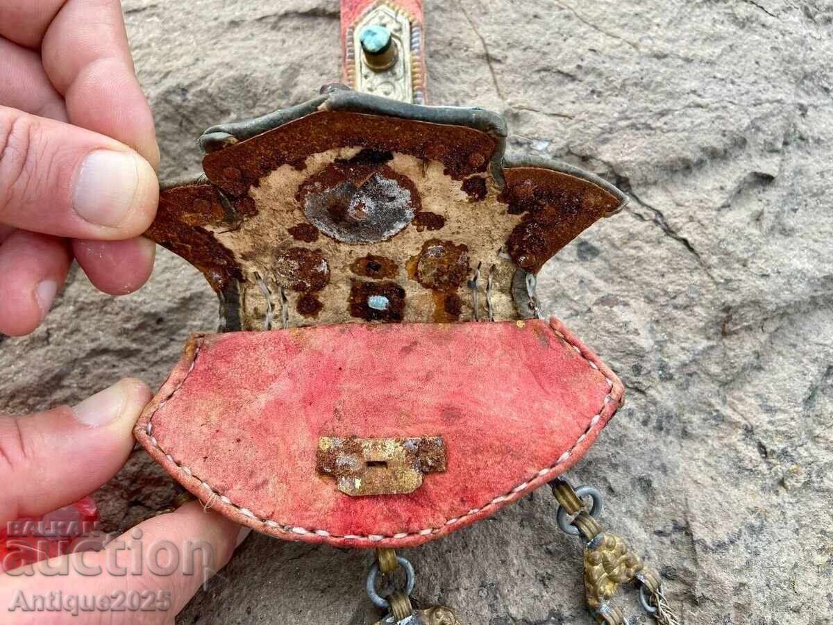 Livrarea Husă tribală antică cu ornamente și pandantive