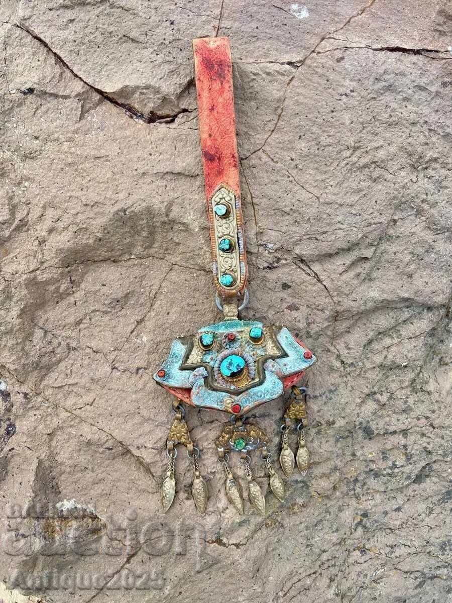 Husă tribală antică cu ornamente și pandantive