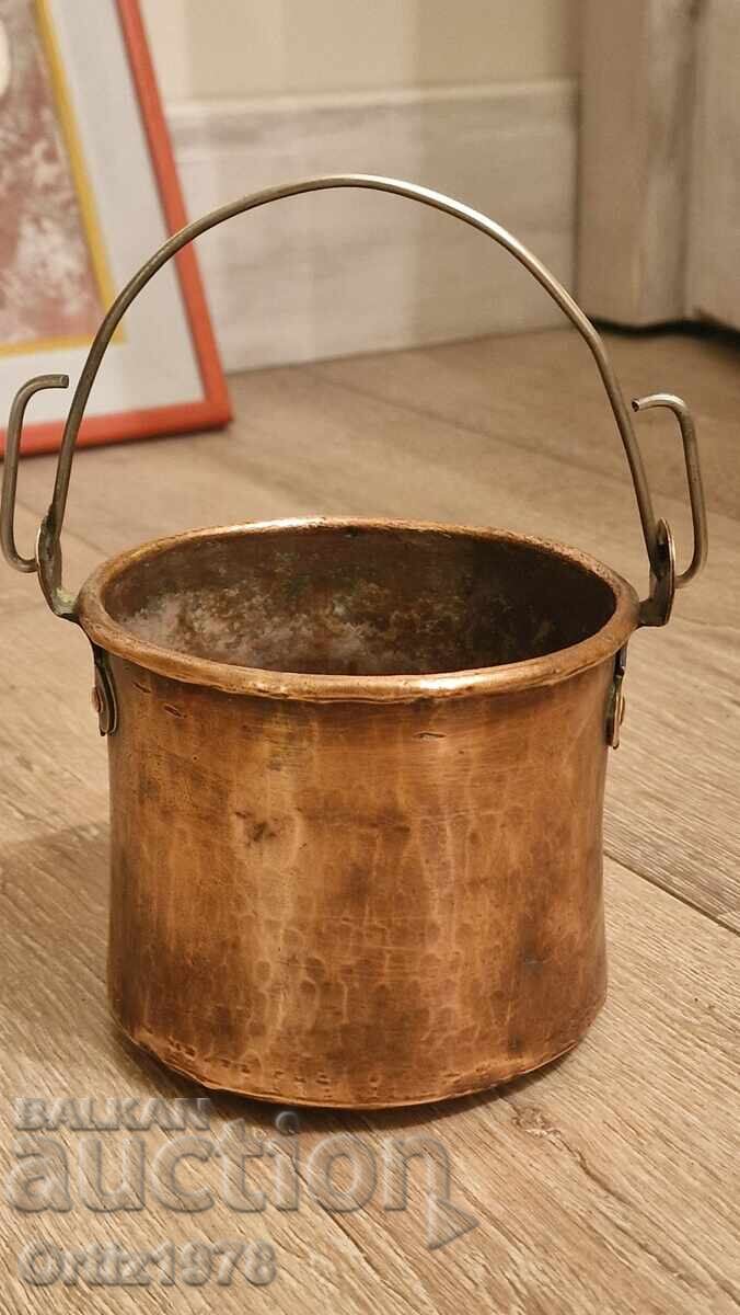 Френско ковано менче, котле. с цена 58.00 лв. | € 29.65