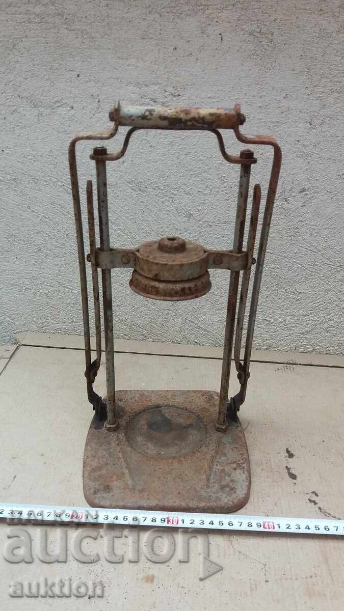 Εξαιρετική μηχανή σφράγισης βάζων (σοσιαλιστική εποχή) με τιμή 20.99 BGN | € 10.73