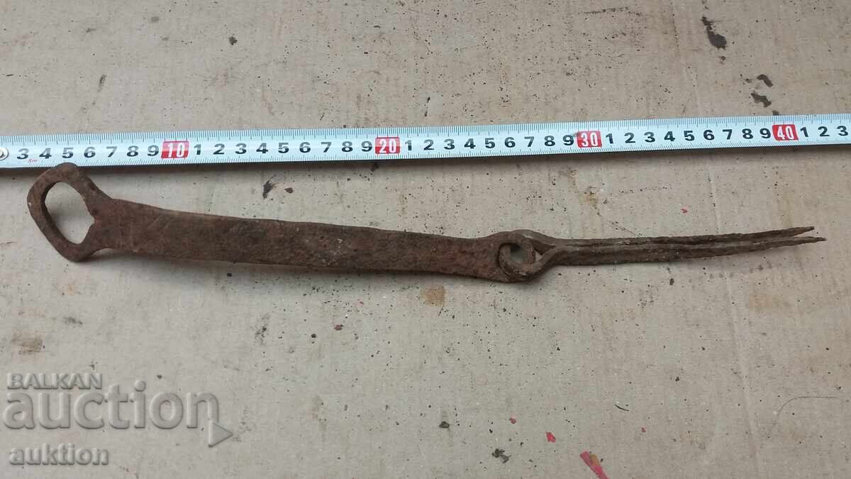 LACAT VECHI DE POARTA FORJAT cu preț 4.99 BGN | € 2.55