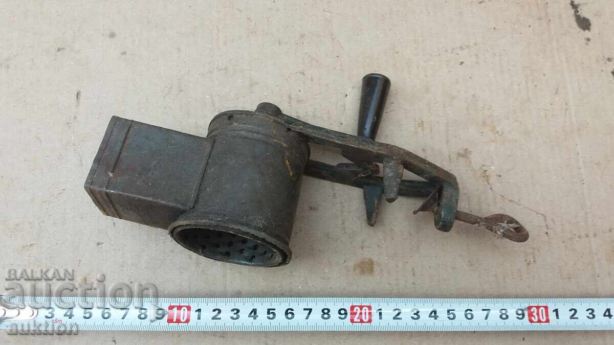 OLD NUT AND ALMOND GRINDER with price 4.99 BGN | € 2.55