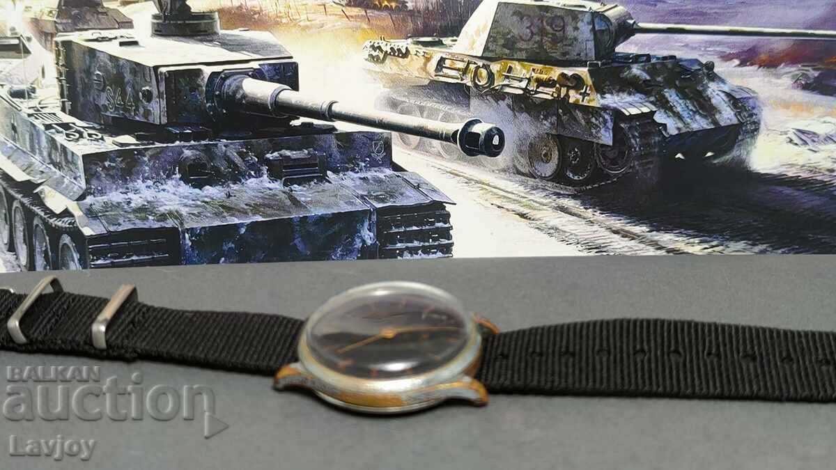 Livrarea Ceas de mână militar WW 2 cu cadran negru Livrarea Ceas de mână militar WW 2 cu cadran negru