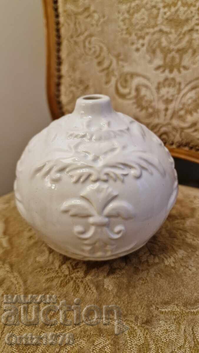 Auction  Vintage ceramic exquisite vase, ball