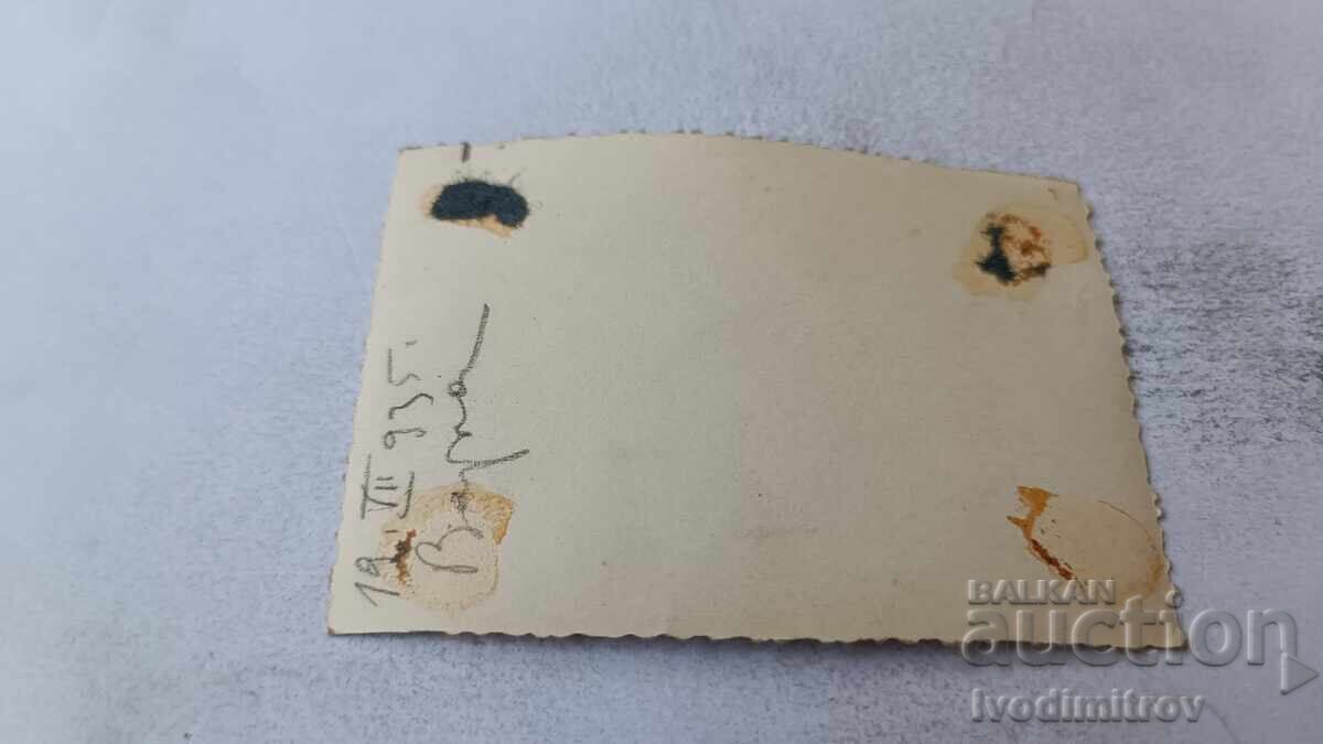 Снимка Варна Млад мъж седнал на камък на брега на морето с цена 1.85 лв. | € 0.95