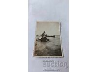 Fotografie Varna Tânăr stând pe o piatră pe malul mării