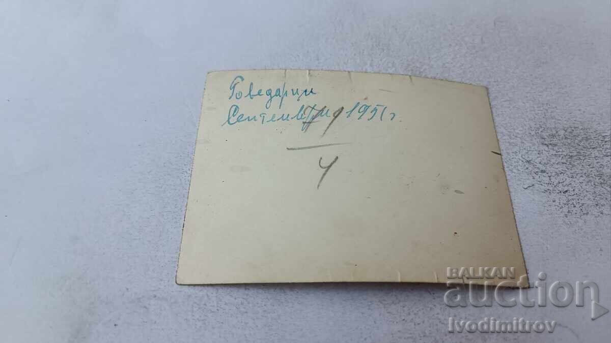 Fotografie Bărbați femei și copii pe balconul unei cabane montane, 1951 cu preț 1.65 BGN | € 0.84