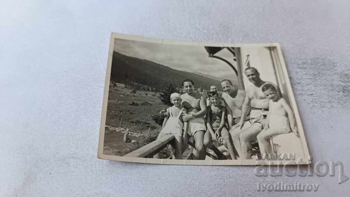 Fotografie Bărbați femei și copii pe balconul unei cabane montane, 1951