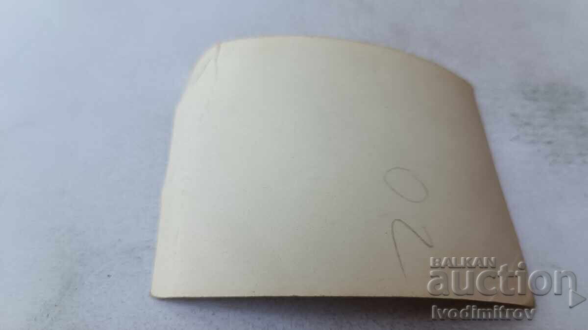 Снимка Млади мъже с къси панталони с цена 1.65 лв. | € 0.84 Снимка Млади мъже с къси панталони с цена 1.65 лв. | € 0.84