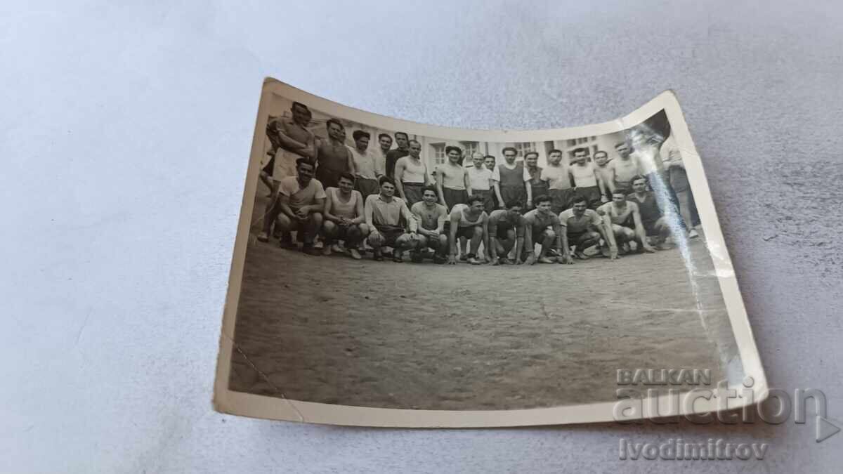 Снимка Млади мъже с къси панталони Снимка Млади мъже с къси панталони