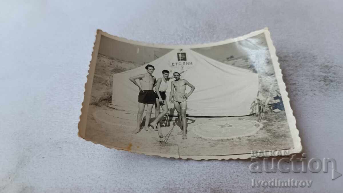 Снимка Трима млади мъже пред палатка Сталин