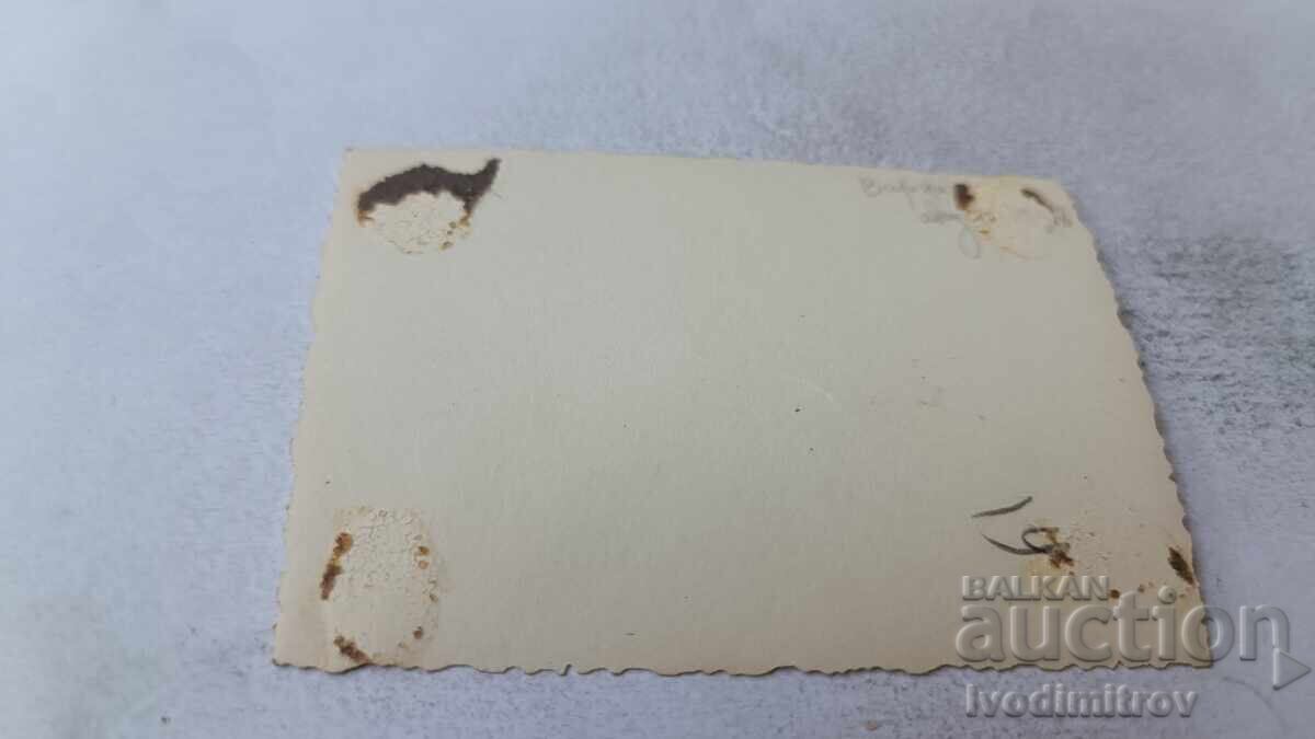 Fotografie Femeie Vrăjitoare și fată tânără stând pe malul mării cu preț 1.75 BGN | € 0.89 Fotografie Femeie Vrăjitoare și fată tânără stând pe malul mării cu preț 1.75 BGN | € 0.89