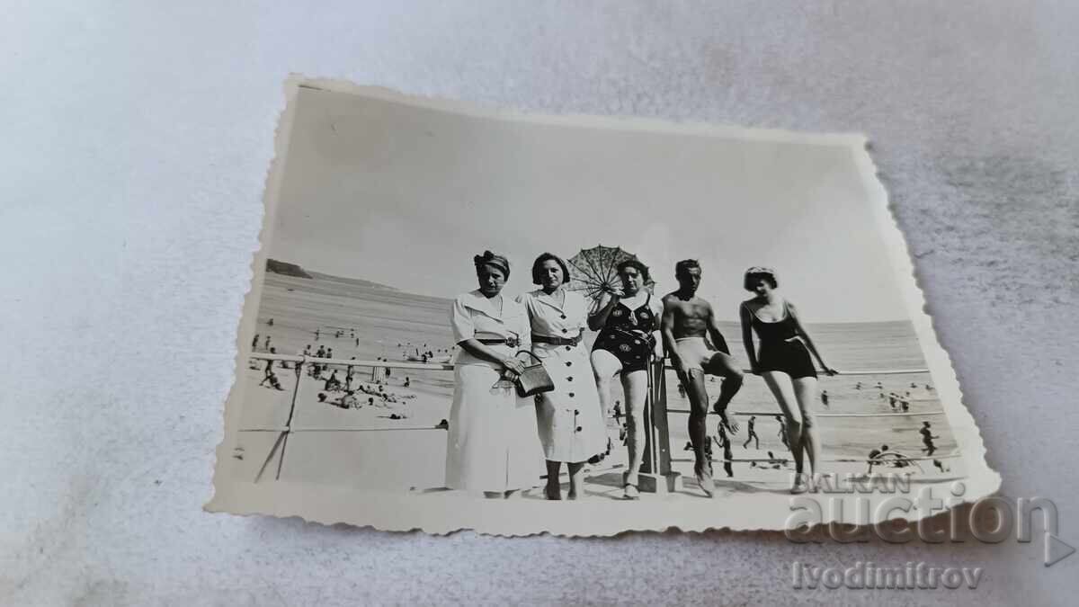 Φωτογραφία Βράνα Άνδρας και τέσσερις νεαρές γυναίκες στην προβλήτα 1938