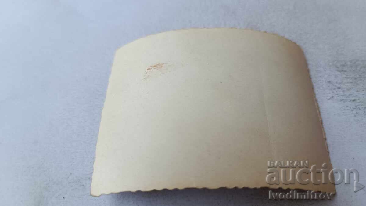 Φωτογραφία Γυναίκα καθισμένη πάνω από τη θάλασσα με τιμή 1.45 BGN | € 0.74