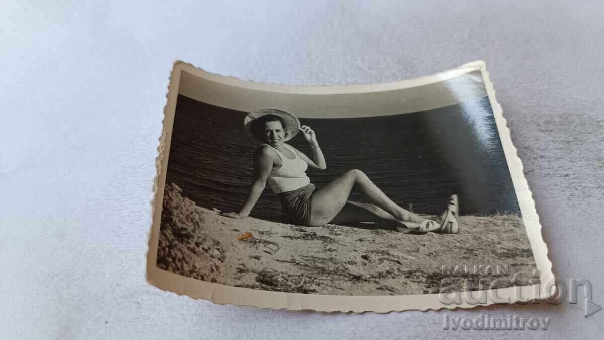 Φωτογραφία Γυναίκα καθισμένη πάνω από τη θάλασσα