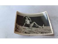 Φωτογραφία Γυναίκα καθισμένη πάνω από τη θάλασσα