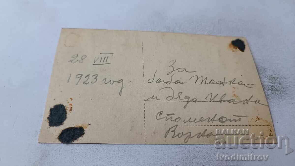 Φωτογραφία Βάρνα Άνδρας και αγοράκι καθισμένοι σε βράχο δίπλα στη θάλασσα 1923 με τιμή 2.15 BGN | € 1.10