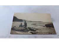 Fotografie Varna Bărbat și băiețel șezând pe o stâncă lângă mare 1923