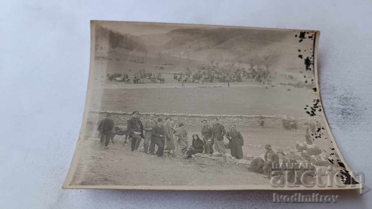 Fotografie Bărbați și femei în piața Mașculia 1936 Fotografie Bărbați și femei în piața Mașculia 1936