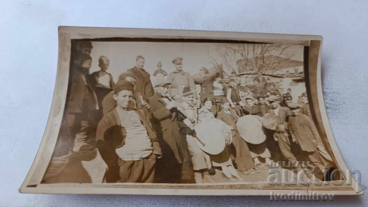 Снимка Долно Прахово Мъже и деца на пазара при джамията 1936