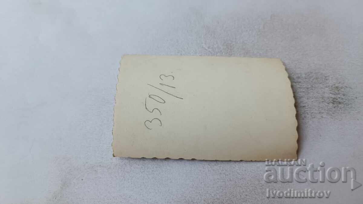 Φωτογραφία Σοφία Ένας νεαρός άνδρας στο πεζοδρόμιο με τιμή 2.45 BGN | € 1.25