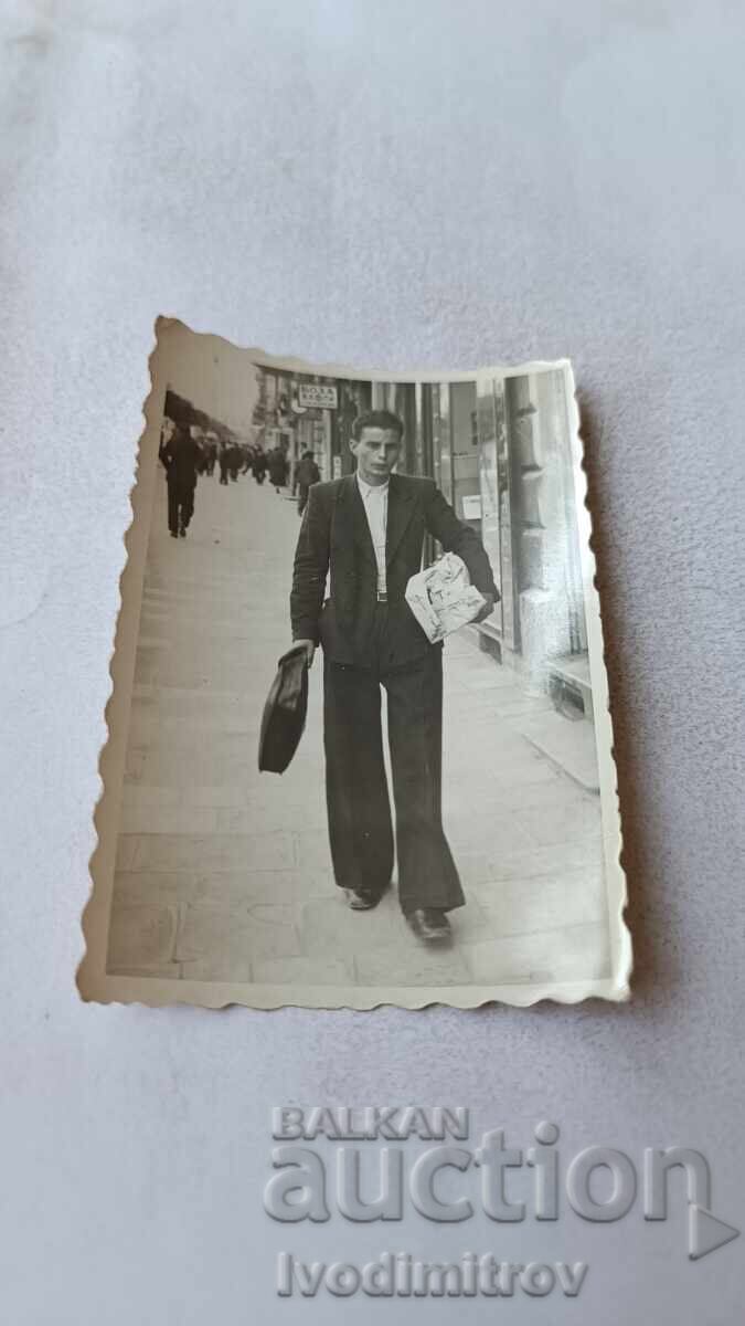 Φωτογραφία Σοφία Ένας νεαρός άνδρας στο πεζοδρόμιο