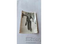 Φωτογραφία Σοφία Ένας νεαρός άνδρας στο πεζοδρόμιο