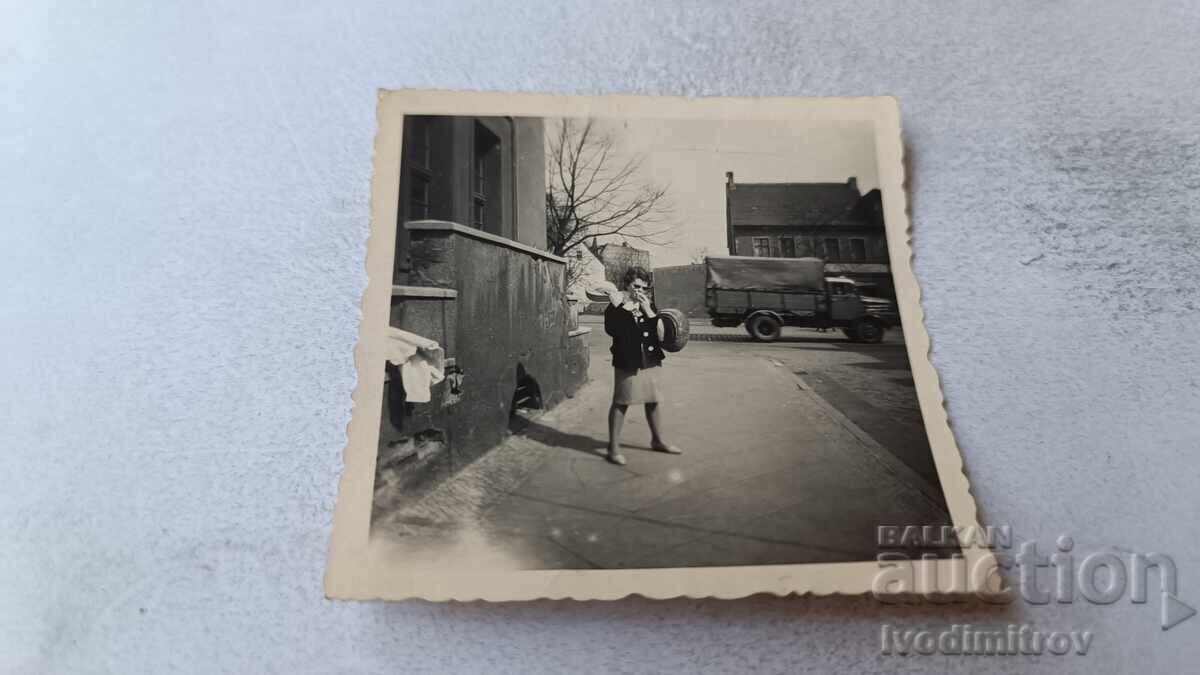 Φωτογραφία Γυναίκα στο πεζοδρόμιο