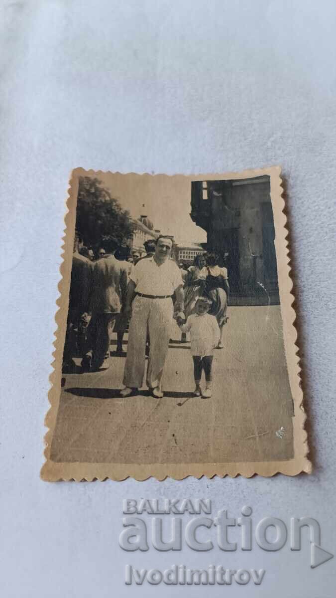 Снимка София Мъж и малка момченце на тротоара Снимка София Мъж и малка момченце на тротоара