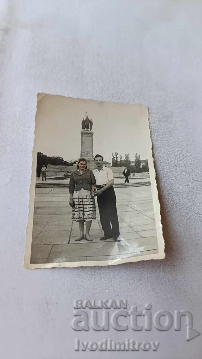 Снимка София Мъж и жена пред паметника на Съветската армия