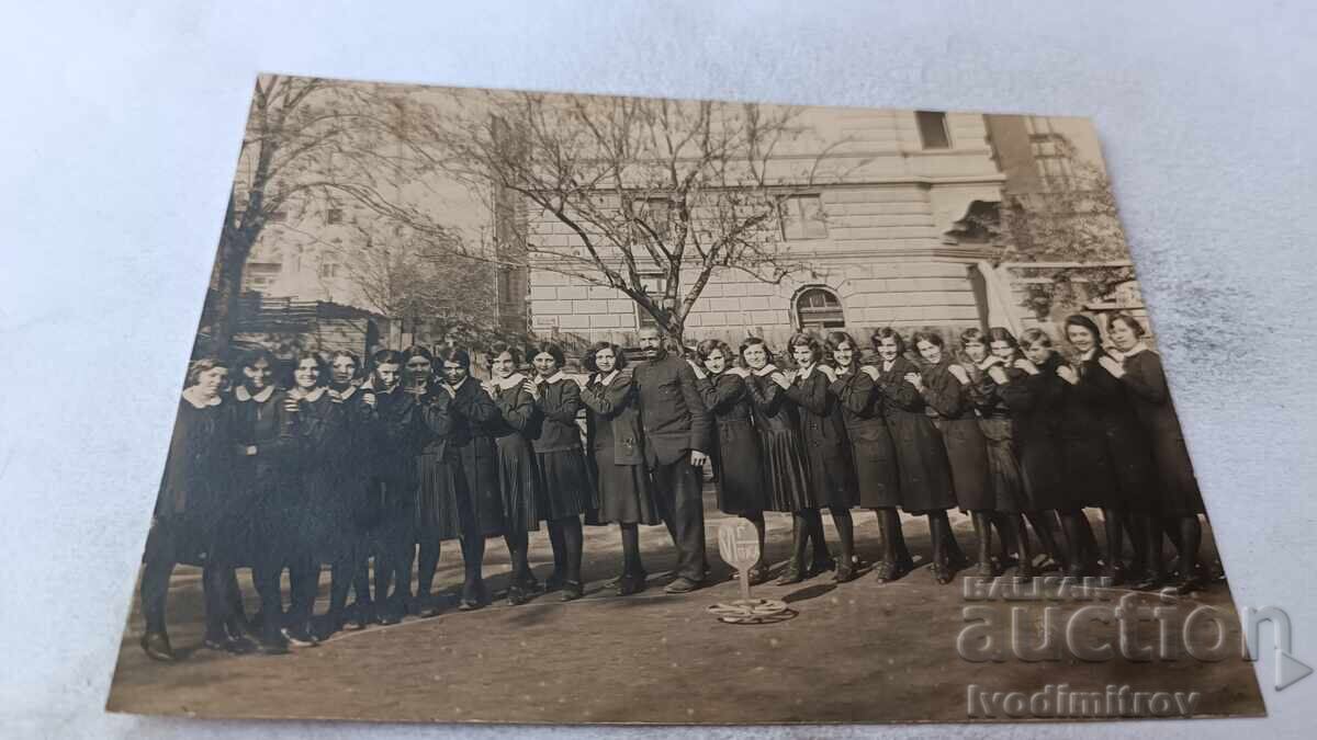 Photo Sofia: Sixth-grade female students with their teacher in the yard