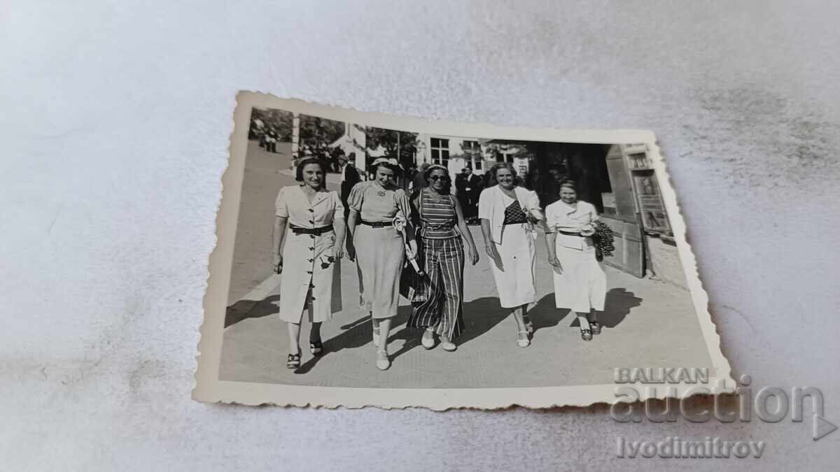 Φωτογραφία Βάρνα Πέντε γυναίκες σε βόλτα