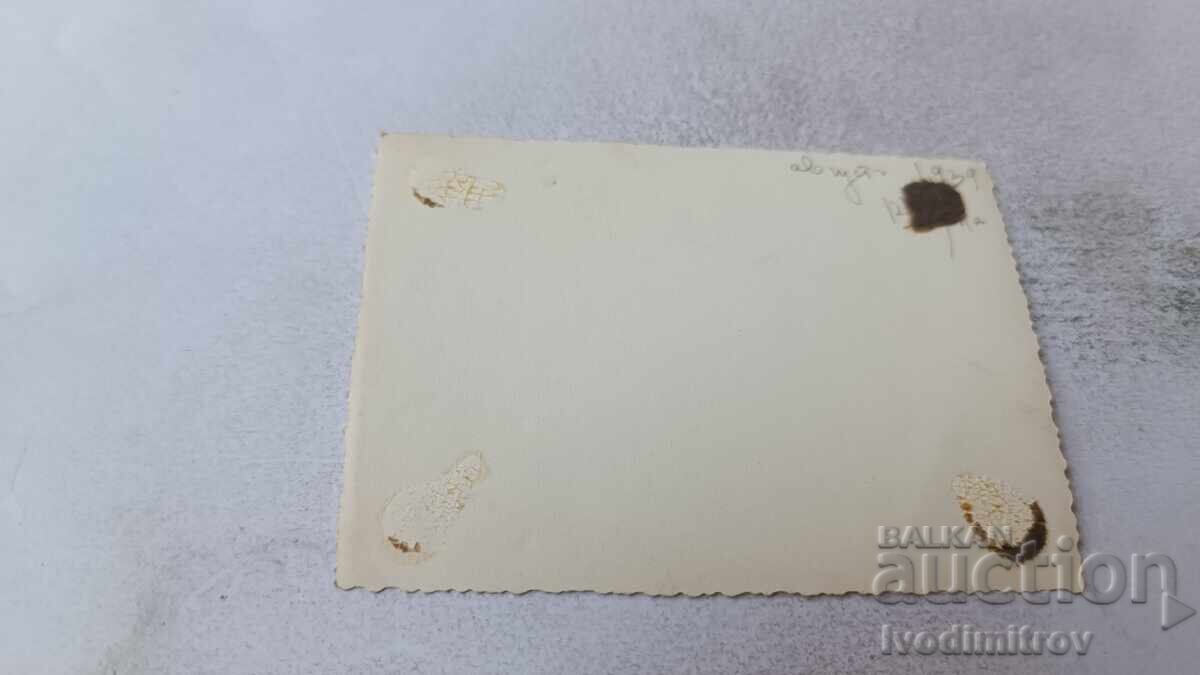 Φωτογραφία Βάρνα Δύο γυναίκες που βγάζουν βόλτα σκύλο 1939 με τιμή 2.85 BGN | € 1.46