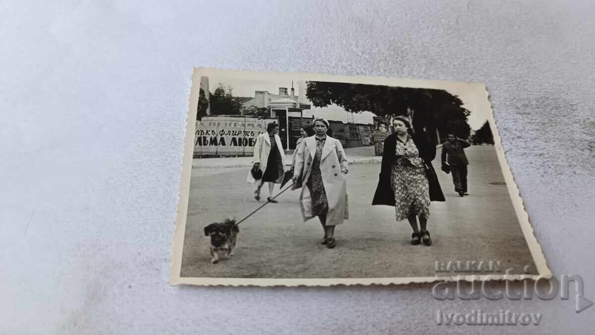 Φωτογραφία Βάρνα Δύο γυναίκες που βγάζουν βόλτα σκύλο 1939