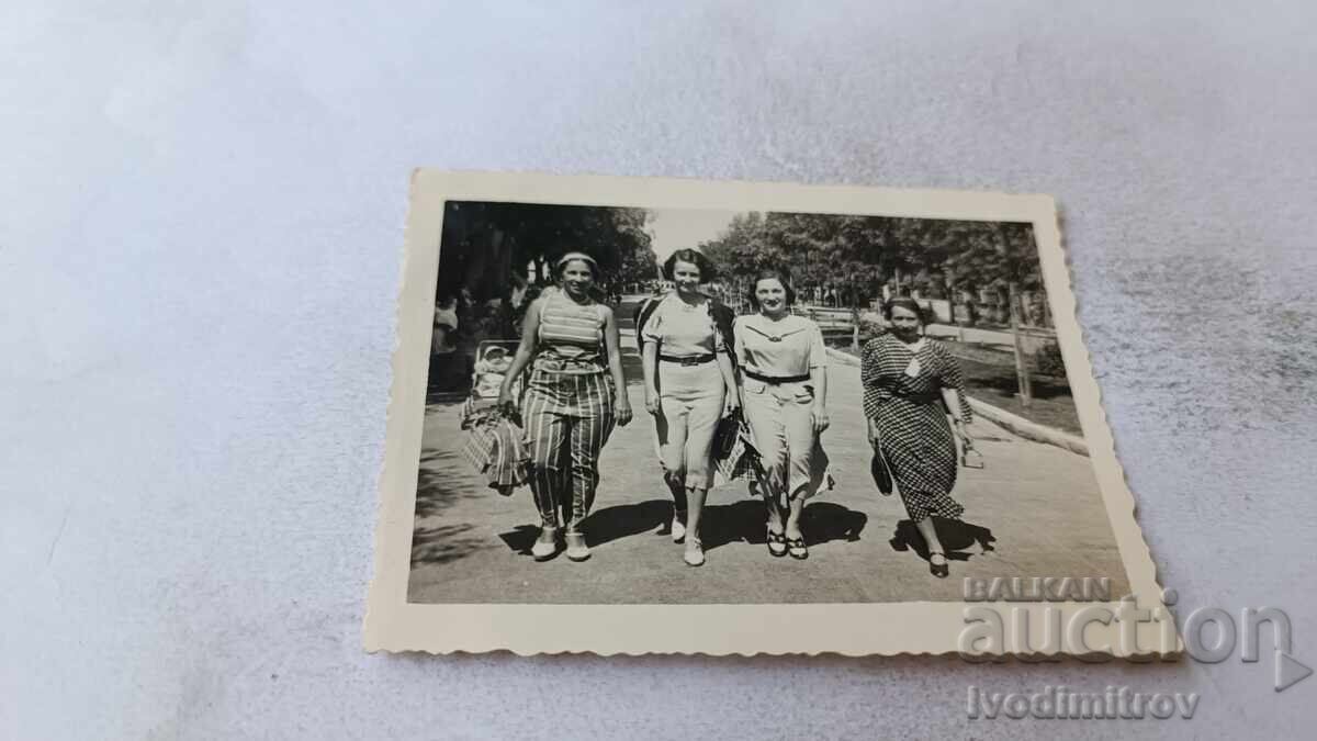 Φωτογραφία Βάρνα Τέσσερις γυναίκες σε βόλτα 1938