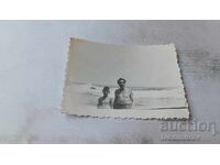 Снимка Мъж и момче на брега на морето