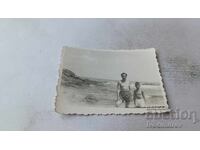 Снимка Мъж и момче на брега на морето