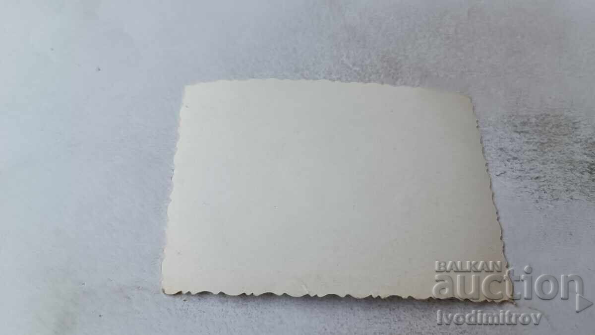 Φωτογραφία Άνθρωπος σε έναν απότομο βράχο πάνω από τη θάλασσα με τιμή 1.65 BGN | € 0.84