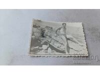 Φωτογραφία Άνθρωπος σε έναν απότομο βράχο πάνω από τη θάλασσα