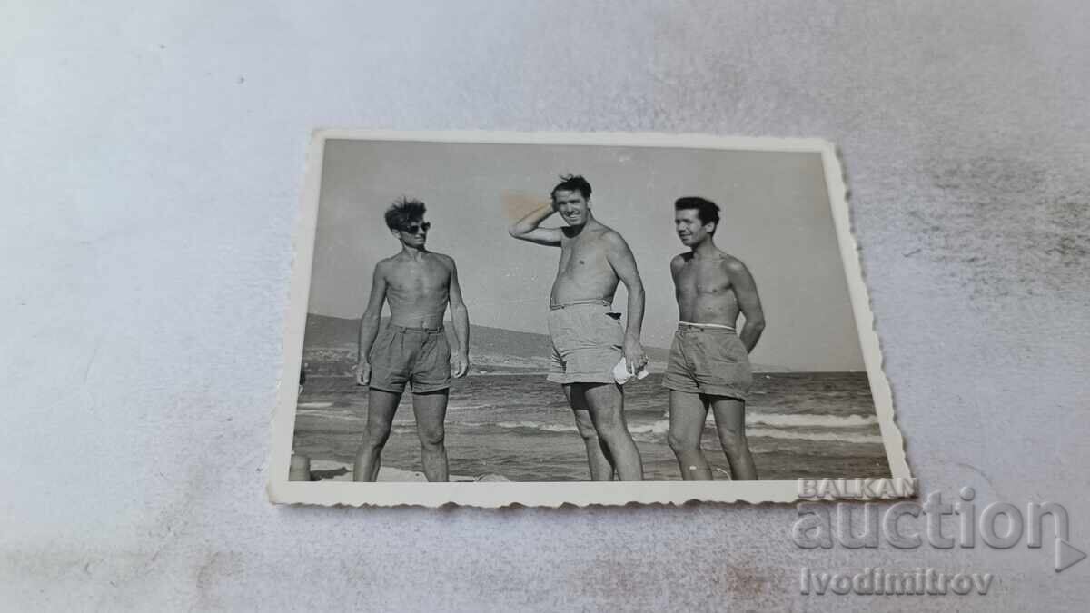 Φωτογραφία Τριών ανδρών στη θάλασσα Φωτογραφία Τριών ανδρών στη θάλασσα