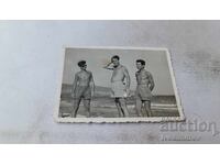 Φωτογραφία Τριών ανδρών στη θάλασσα