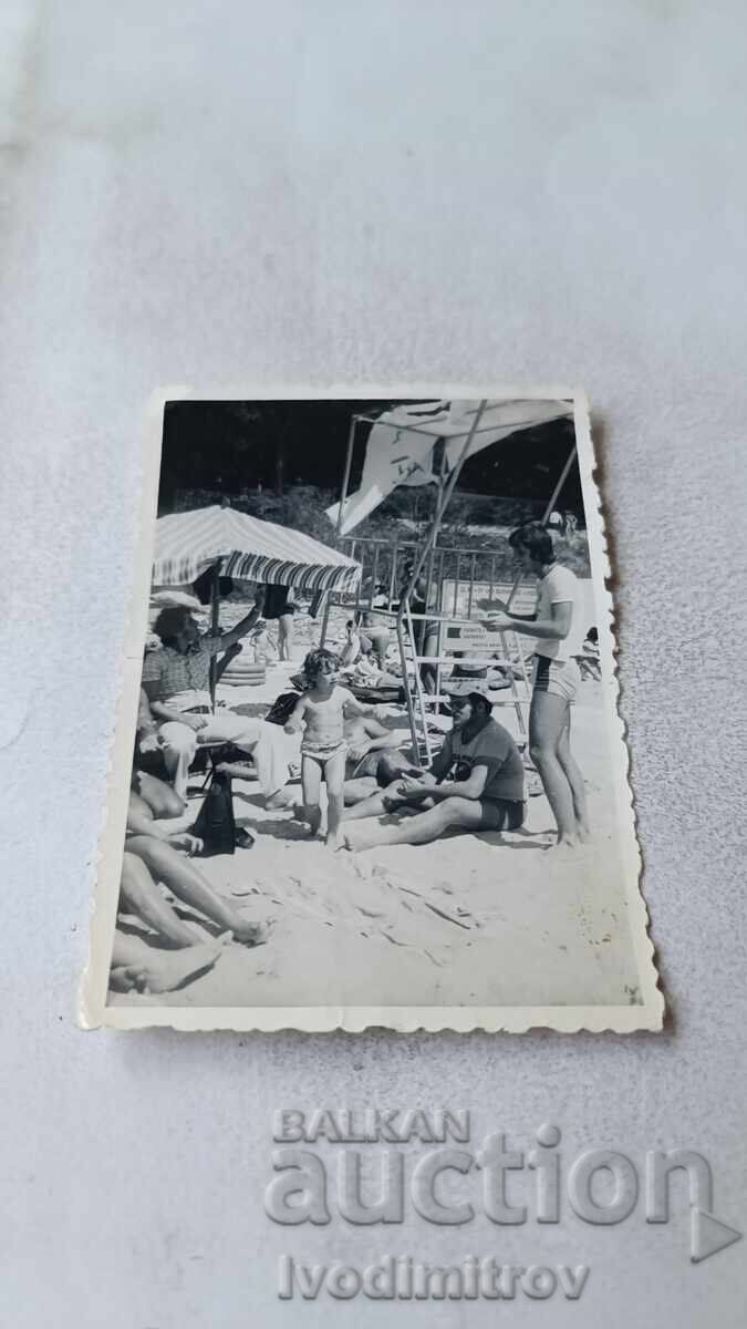 Снимка Несебър Мъже и момченце на плажа 1976 Снимка Несебър Мъже и момченце на плажа 1976