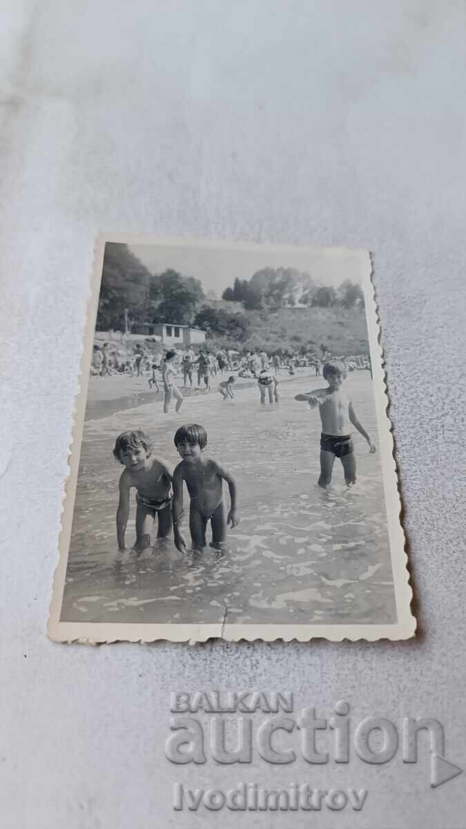 Fotografie Nesebăr Băieți pe malul mării 1976 Fotografie Nesebăr Băieți pe malul mării 1976