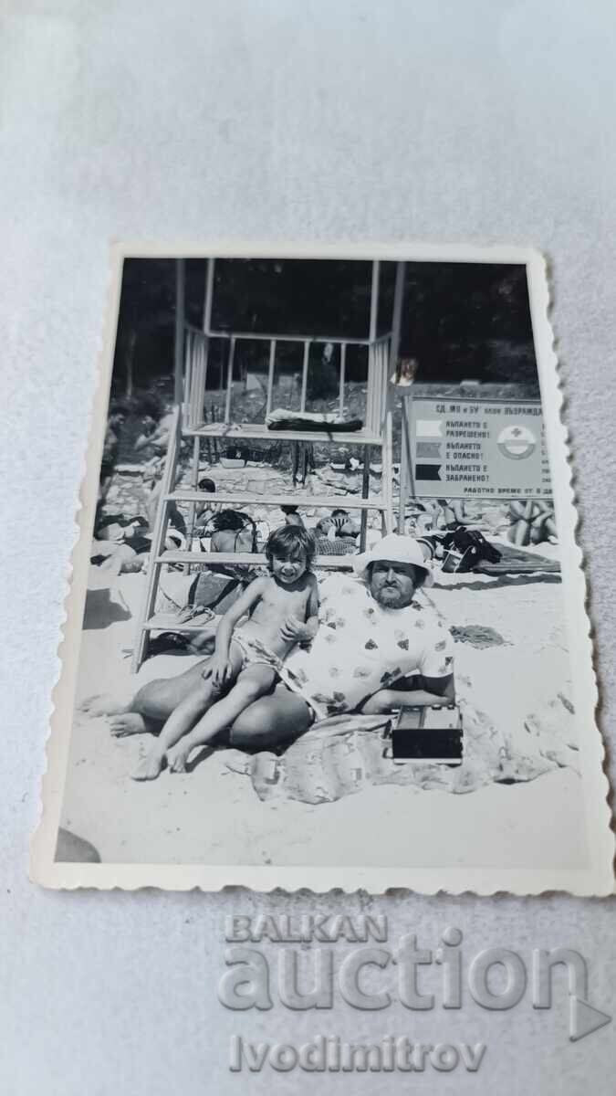 Φωτογραφία Νεσέμπαρ Άνδρας και αγόρι στην παραλία 1976