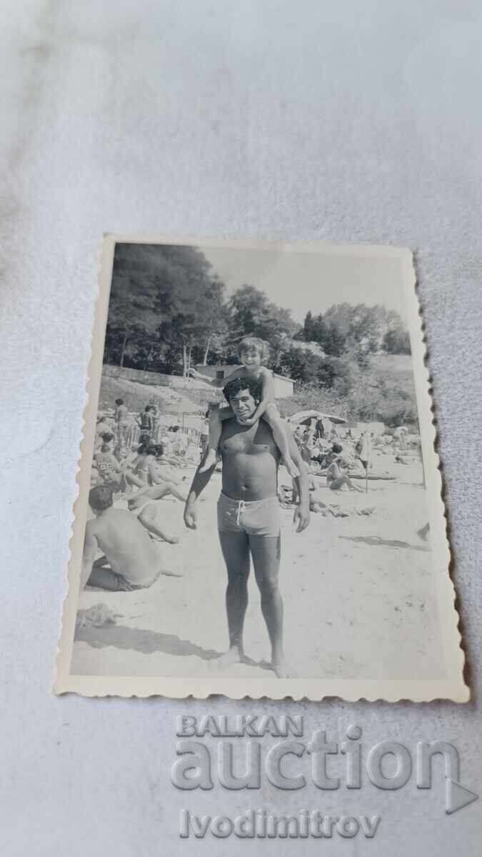 Φωτογραφία Νεσέμπαρ Άνδρες και αγόρι στην παραλία 1976 Φωτογραφία Νεσέμπαρ Άνδρες και αγόρι στην παραλία 1976