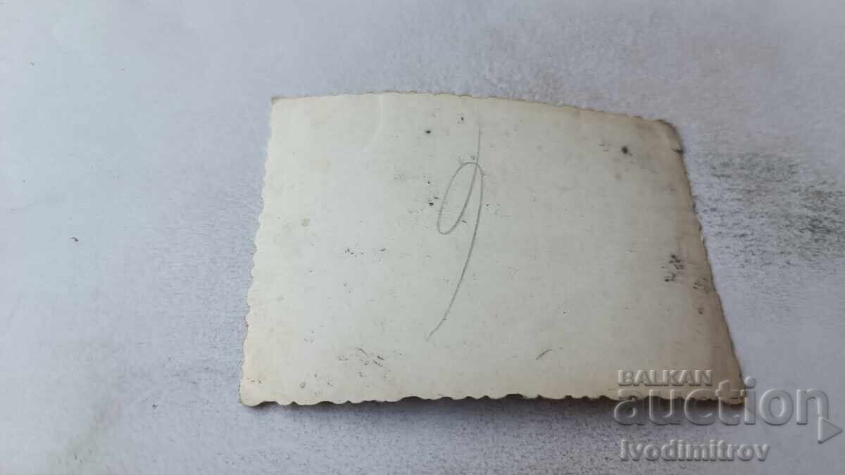 Φωτογραφία Τριών ανδρών στον κήπο με τιμή 1.45 BGN | € 0.74