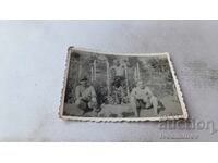 Φωτογραφία Τριών ανδρών στον κήπο