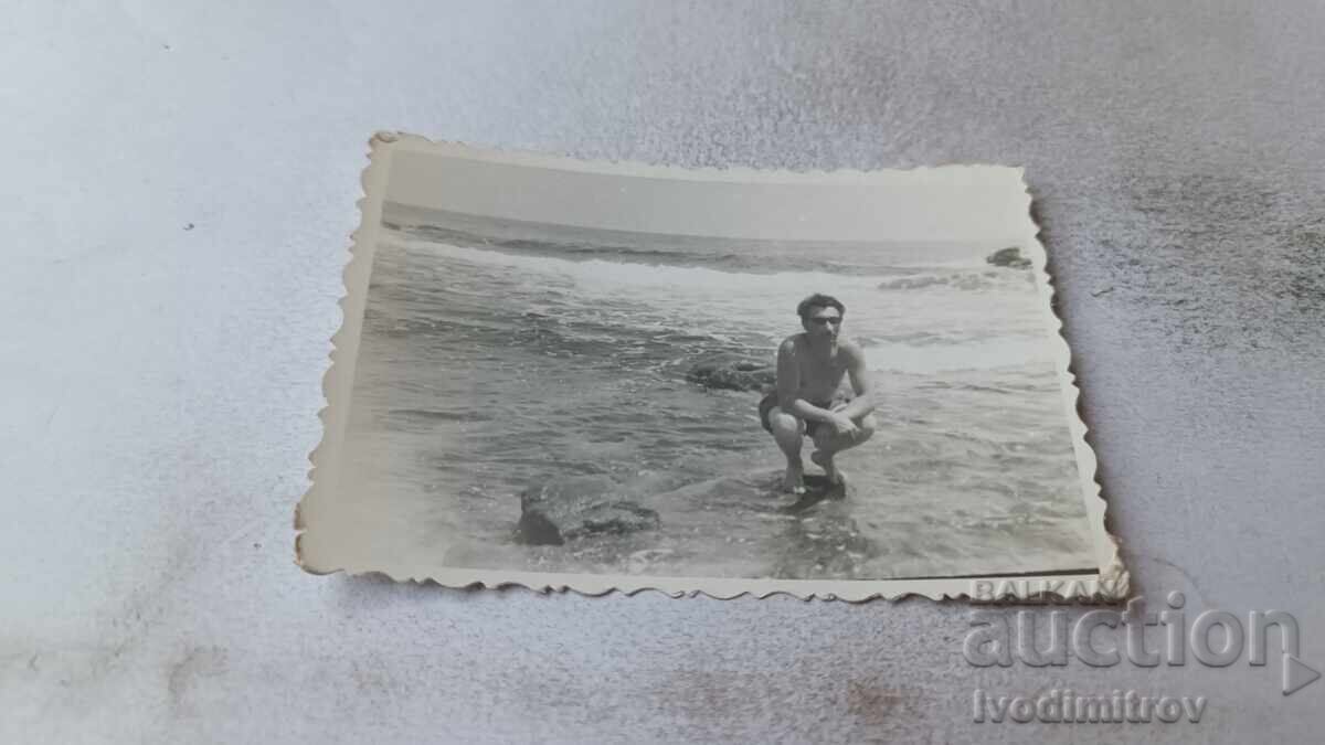 Снимка Мъж на брега на морето